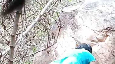 Crazy guy shoots his outdoor sex MMS with a whore