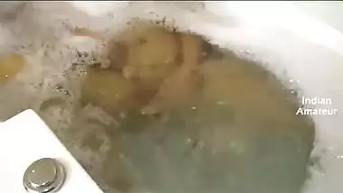 During bubble bath chubby Desi aunty nicely fingers own XXX pussy