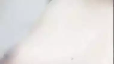 Nude desi lady records her bathroom MMS for her lover