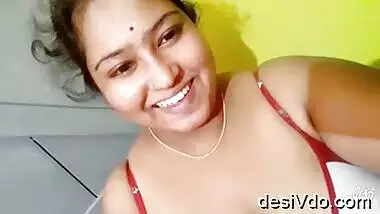 Aunty showing full busty figure