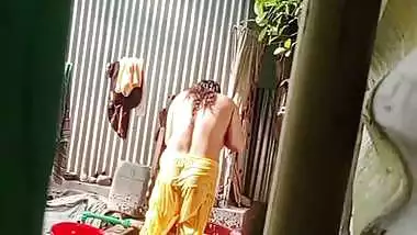 Neighbor Bengali aunty bathing outdoor caught on camera