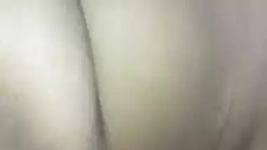 Beautiful desi girl splitting her pussy lips