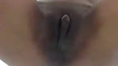 Desi girl showing pussy by placing mobile on the floor