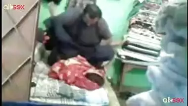 Desi aunty in XXX sex relationship with her depraved neighbor