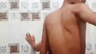 Bathroom mein chudai XXX