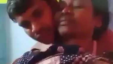 Pervert squeezes mature lady’s boobs in desi aunty sex MMS