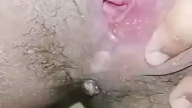 Desi aunty plays with her wet pussy in Tamil aunty sex MMS