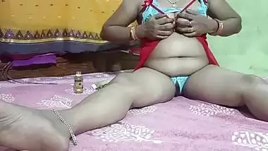 Desi bhabhi ne baigan se hi apne chut fad di