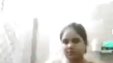 Amateur video of the pretty Indian aunty washing her fatty body